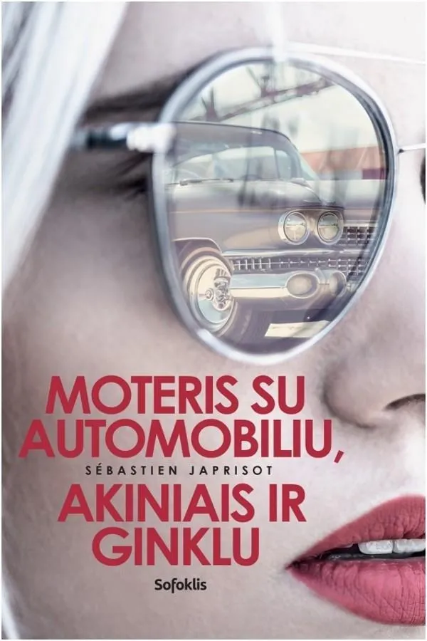 Moteris su automobiliu, akiniais ir ginklu