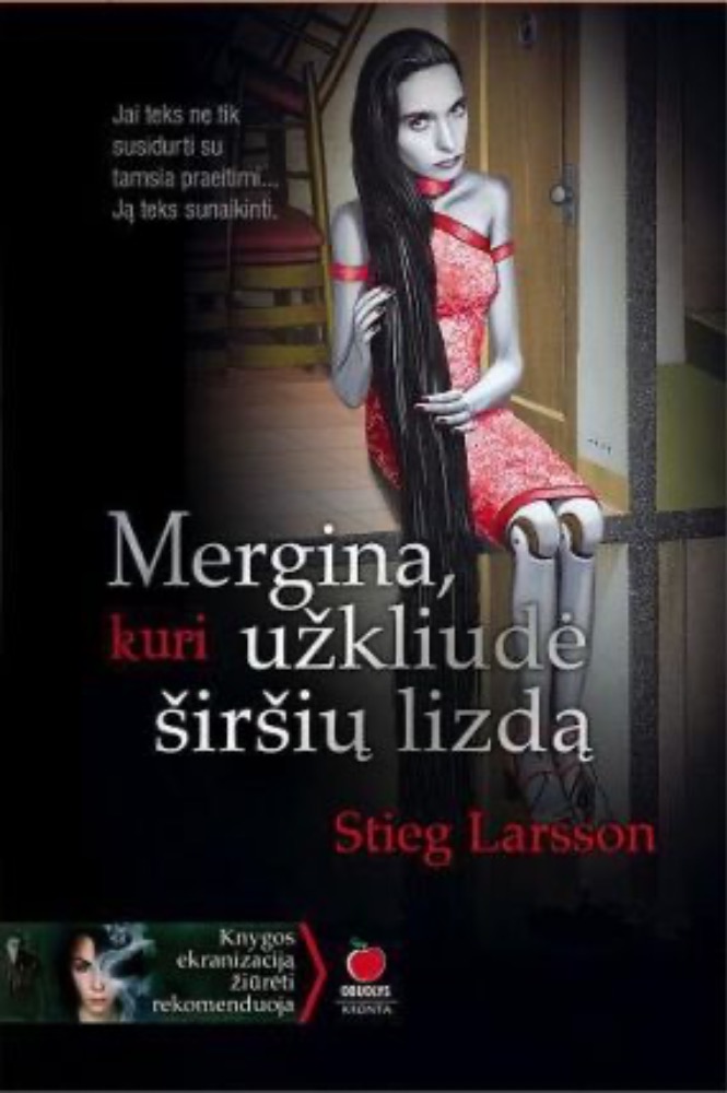 Mergina, kuri užkliudė širšių lizdą
