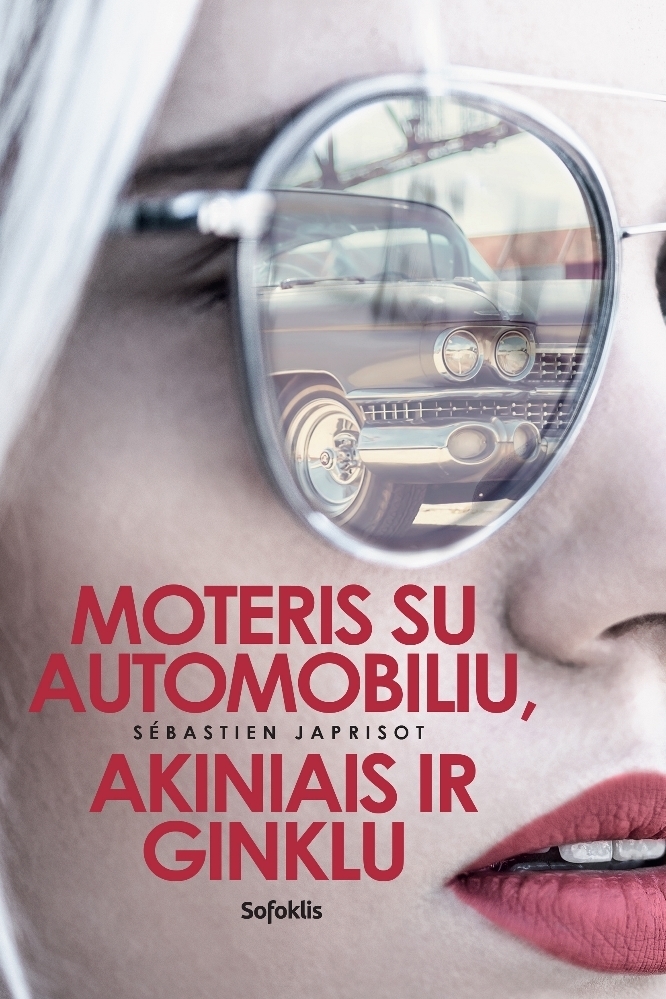 Moteris su automobiliu, akiniais ir ginklu