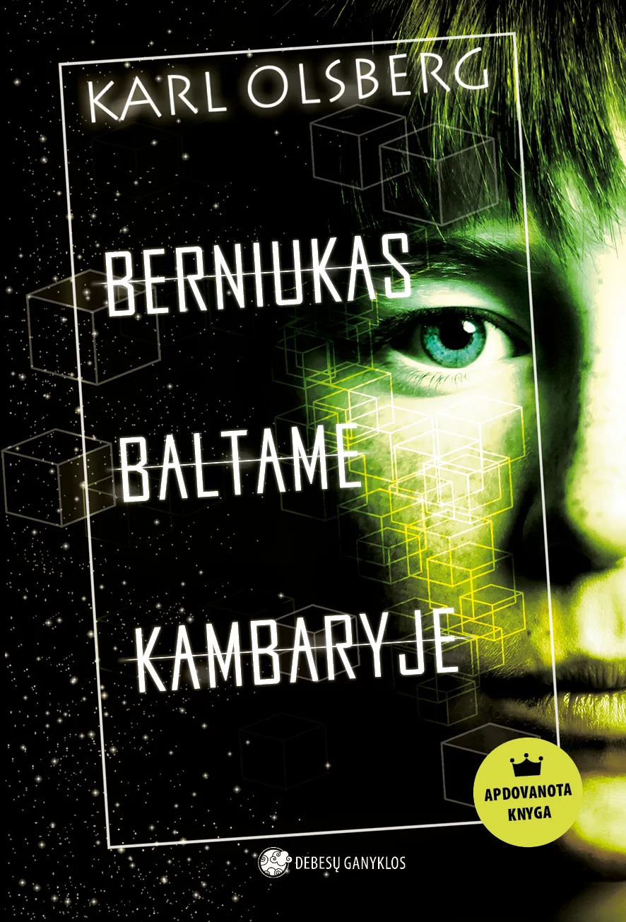 Berniukas baltame kambaryje