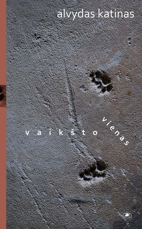Vaikšto vienas