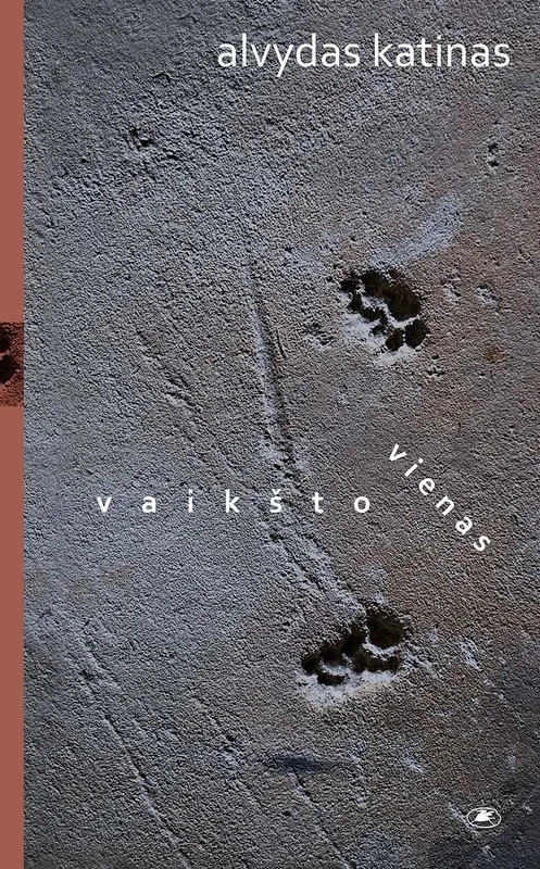 Vaikšto vienas