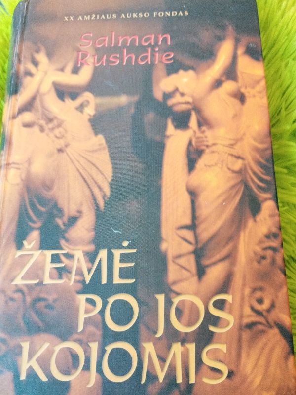 Žemė po jos kojomis