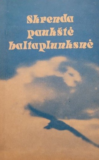 Skrenda paukštė baltaplunksnė