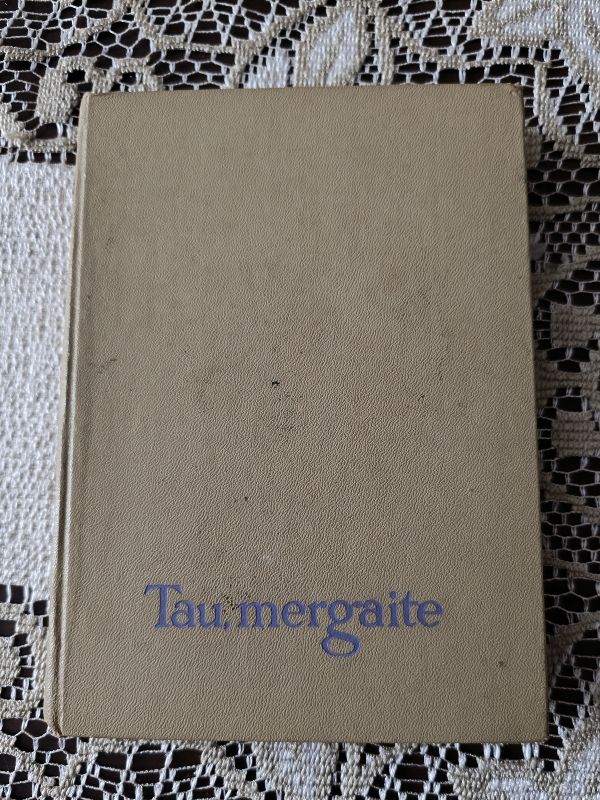 Tau,mergaite
