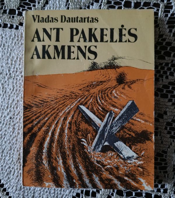 Ant pakelės akmens