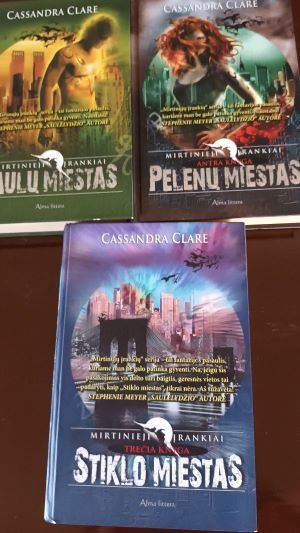 Kaulų miestas. Stiklo miestas. Pelenų miestas