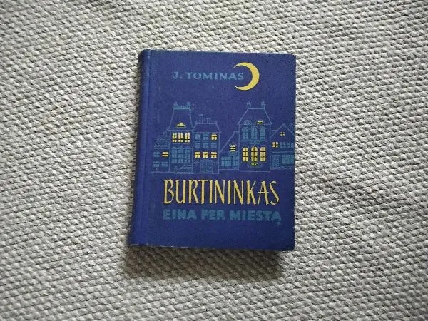 burtininkas eina per miestą