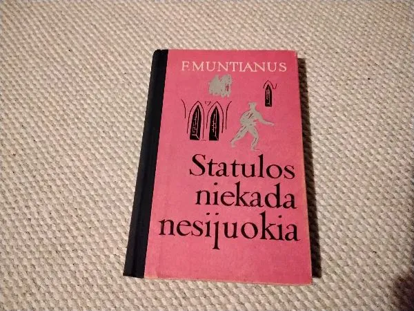 statulos niekada nesijuokia