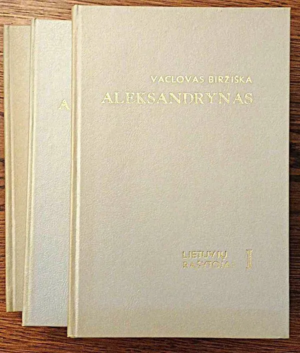 Aleksandrynas, 3tomai