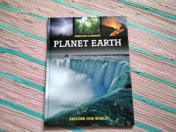 Planet Earth: Questions and Answers (Explore Our World)