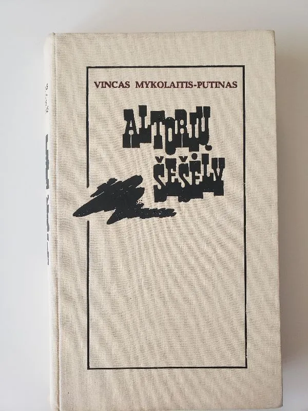 Altorių šešėly