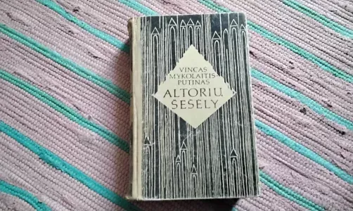 Altorių šešėly