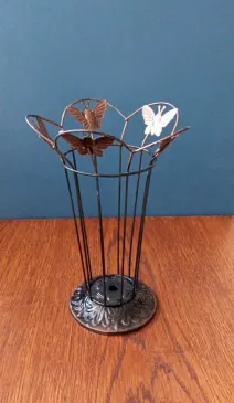 Dekoratyvinis metalinis stovas-dėklas su drugeliais, aukštis 22cm