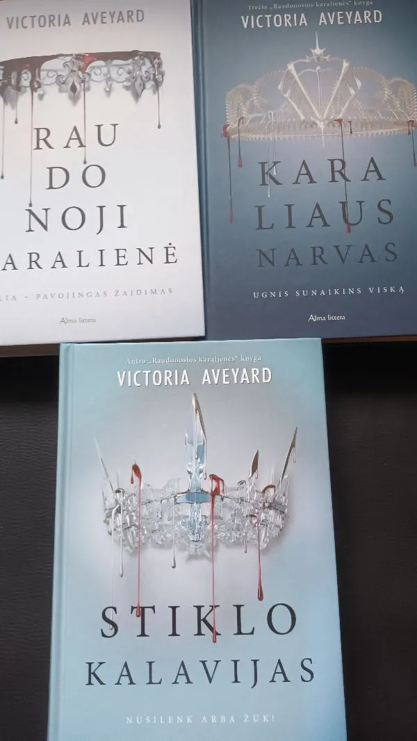 Raudonoji karalienė. Stiklo kalavijas.Karaliaus narvas